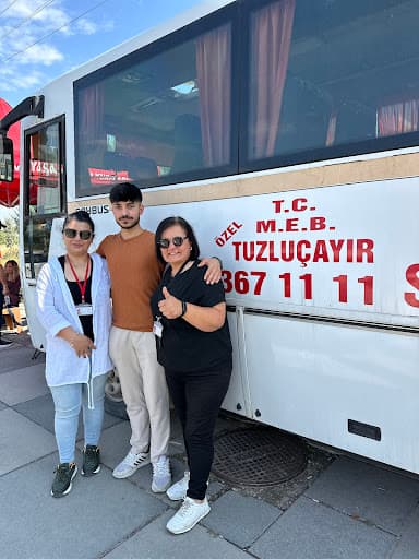 Tuzluçayır şubemizin M.E.B. eğitim otobüsü önünde ekibimiz