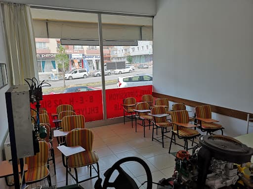 Teori sınıfımızda motor şanzıman maketi ve direksiyon eğitim seti
