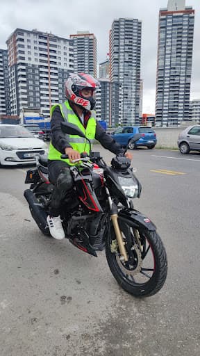 Motosiklet eğitiminde trafiğe çıkma pratiği yapan kursiyerimiz